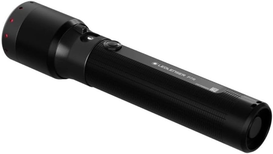 Lampe torche LED rechargeable P7R offrant une puissance lumineuse de 2 000 lumens et une portée d’éclairage pouvant atteindre 320 mètres. Équipée d’un port de recharge USB-C, elle bénéficie d’une protection IP68 contre l’eau et la poussière.