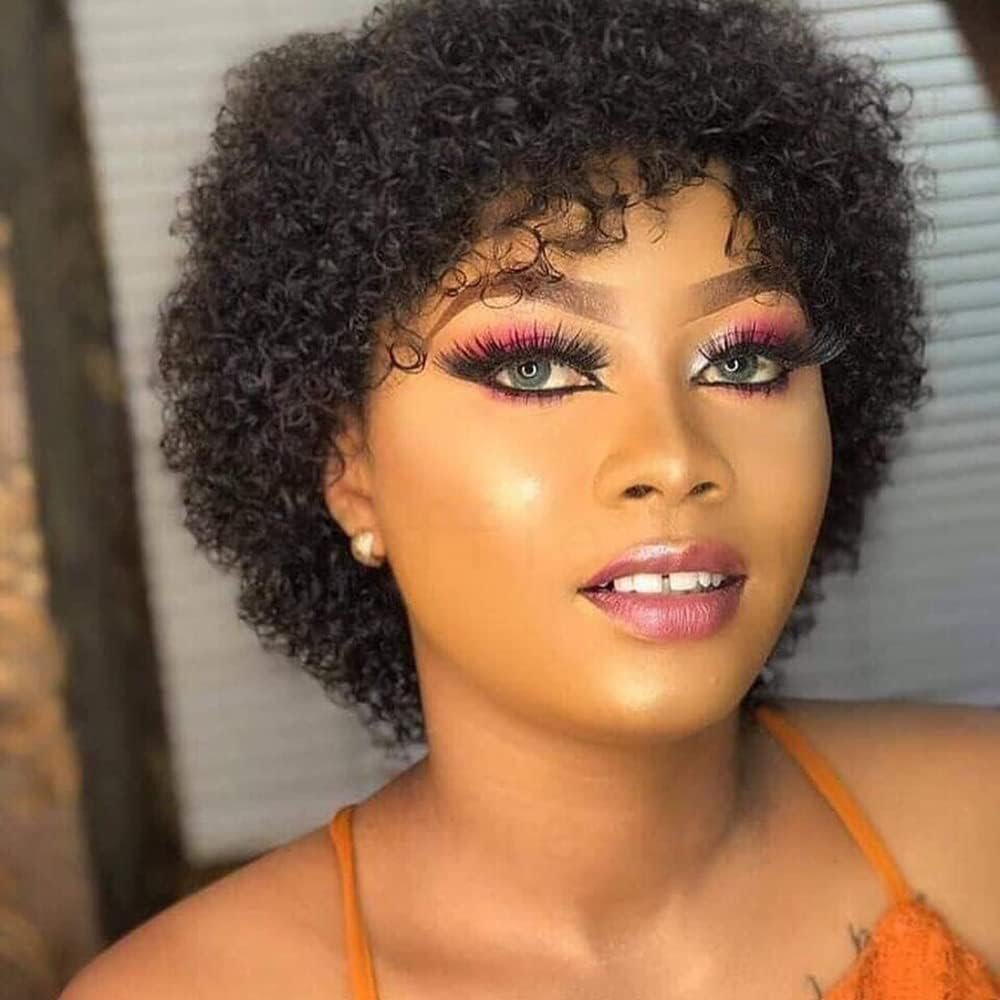 Perruque Cheveux Humain Afro Bouclée Courte avec Frange, Perruque Femme Naturelle Brésilienne Perruques Short Afro Curly Human Hair Wig For Woman (Noir)