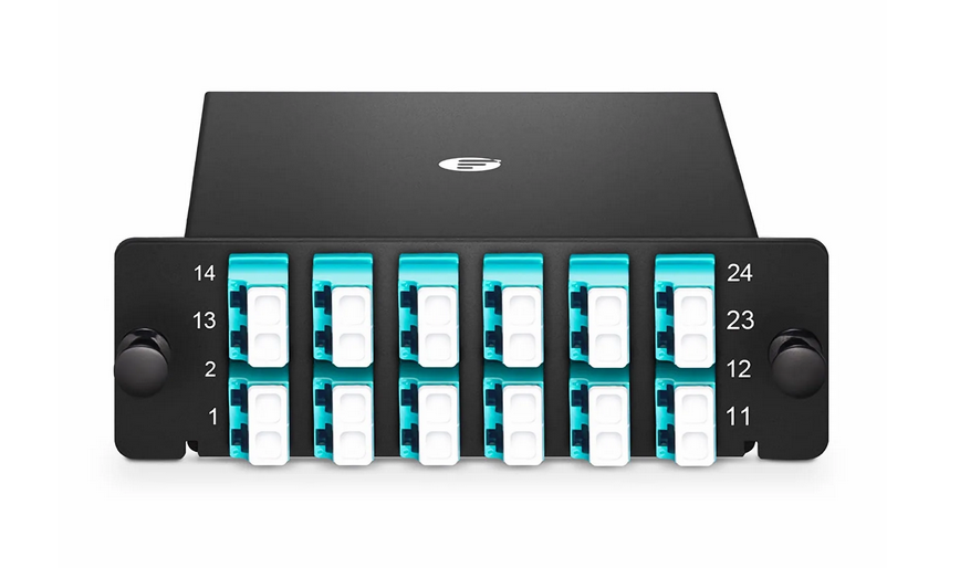 Cassette d'épissure LC FHD® avec pigtails, 24 fibres OM4 multimode, 12 x LC UPC duplex (aqua), 0,3 dB max